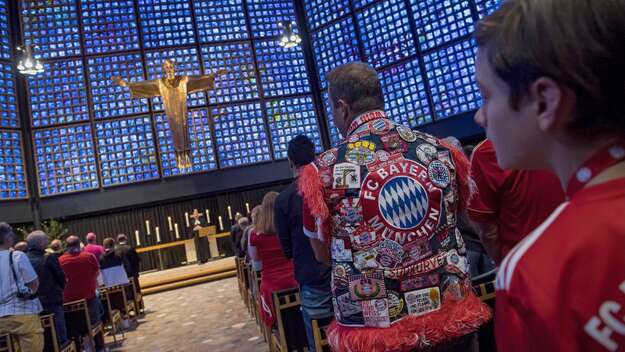 Vorm DFB-Pokalfinale kommen Fußball-Fans zum Gottesdienst in der Berliner Kaiser-Wilhelm-Gedächtniskirche zusammen.
