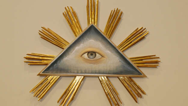 Das „Auge Gottes“, Symbol für die Dreifaltigkeit, als Holzschnitzkunst