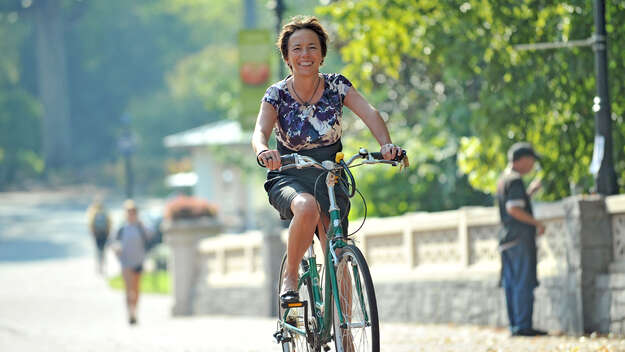 Margot Käßmann mit dem Fahrrad unterwegs auf dem Campus der Emory-University in Atlanta