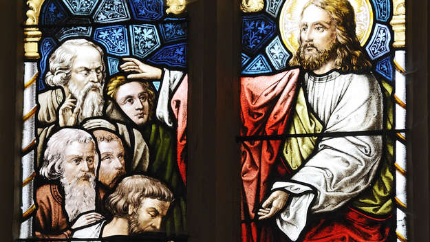 Kirchenfenster in der ev. Dorfkirche in Möhra: Jesus predigt