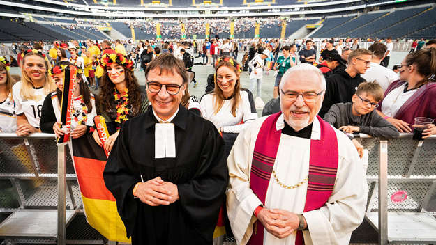 Kirchenpräsident Volker Jung und Prälat Michael Metzler beim Stadiongottesdienst in Frankfurt