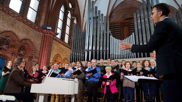 Chor der Heilig-Kreuz-Kirche Verlin in Aktion