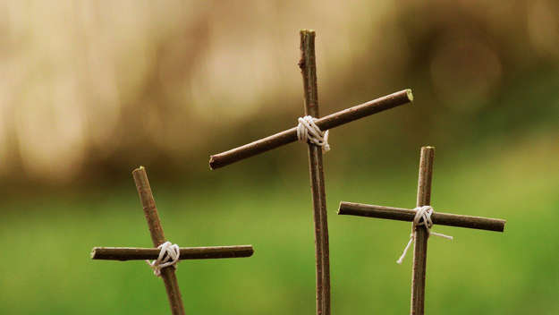 Drei Kreuze aus Holstäben und Paketschnur