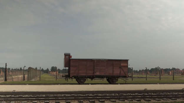 Waggon auf den Schienen vor der Gedenkstätte Auschwitz