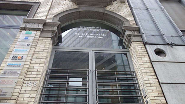 Fassade und Eingang der EKD-Dienststelle Brüssel, Außenstelle des Bevollmächtigten des Rates der Evangelischen Kirche in Deutschland bei der Bundesrepublik Deutschland und der Europäischen Union