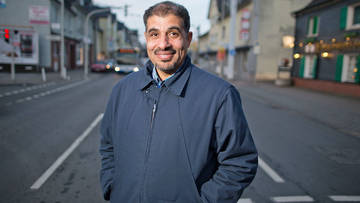 Der syrische Arzt Abed Alkhalaf auf einer Straße in Solingen