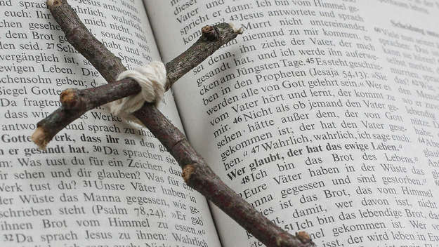 Astkreuz auf Bibel