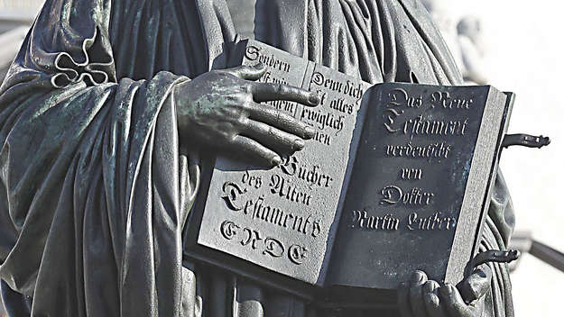 detail vom lutherdenkmal wittenberg