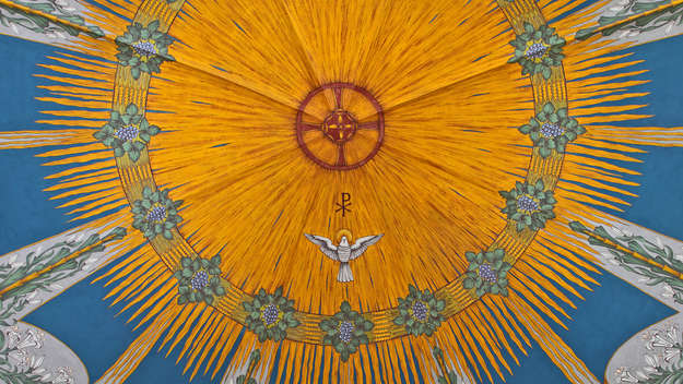 Kirchendecke mit einer Taube als Symbol für den Heiligen Geist.