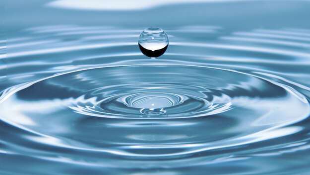 Wassertropfen fällt ins Wasser