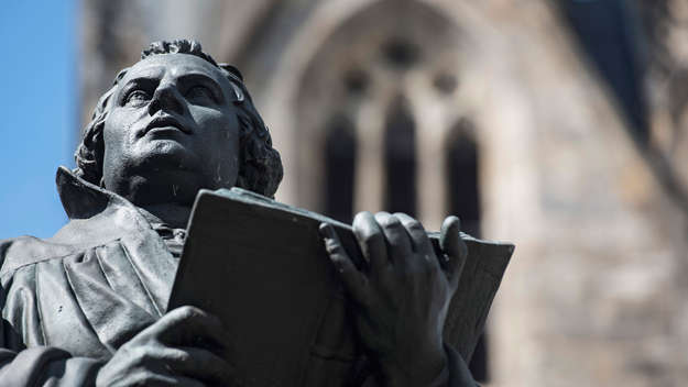 Denkmal des Reformators Martin Luther vor der Kaufmannskirche in Erfurt