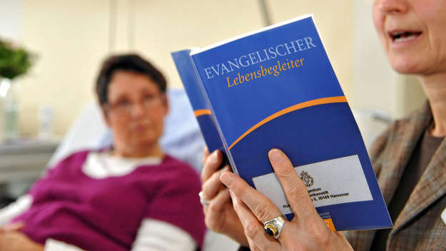  Krankenhausseelsorgerin spricht mit einer Patientin im Diakoniekrankenhaus Friederikenstift Hannover.