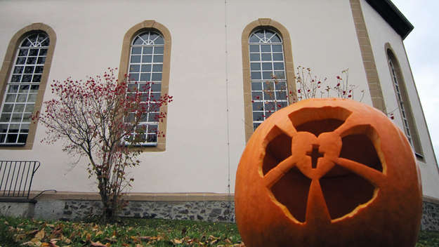 Kürbis mit Lutherrose vor der evangelischen Kirche in Brauerschwend.