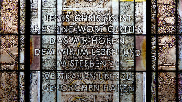 Gedenkfenster zur Erinnerung an die Barmer Theologische Erklärung in der Friedhofskirche in Wuppertal-Elberfeld.