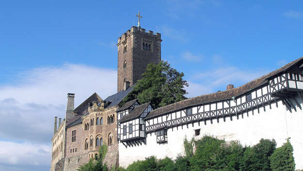 ie Wartburg in Eisenach, wo Luther das Neue Testament vom griechischen Urtext ins Deutsche übersetzte.