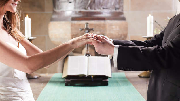 Brautpaar steht vor dem Altar in der Kirche.