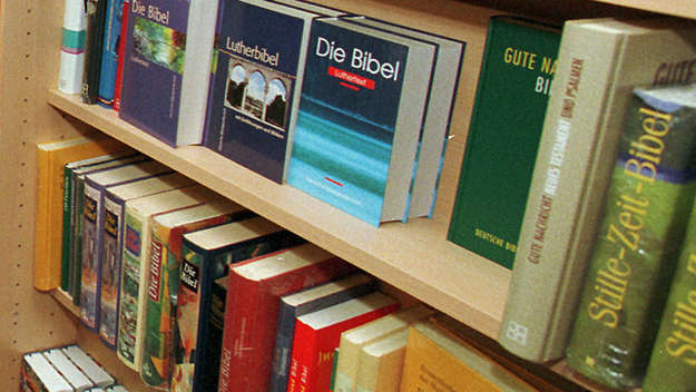 Regal voller Bücher zur Bibel