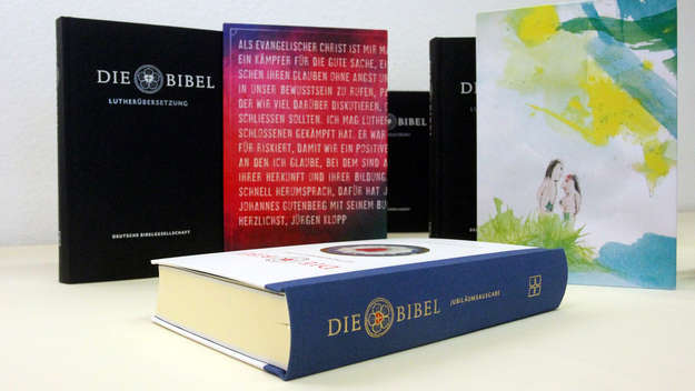Verschiedene Ausgaben der neuen Lutherbibel.