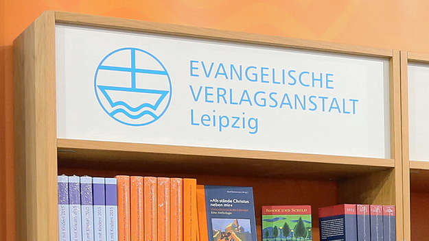  Logo der Evangelische Verlagsanstalt Leipzig über einem Regal bei der Frankfurter Buchmesse.