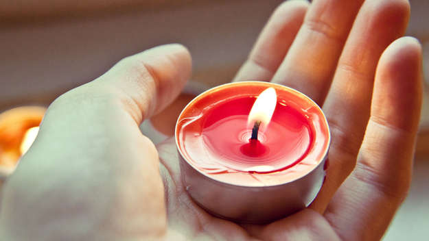 Eine Hand hält eine Kerze