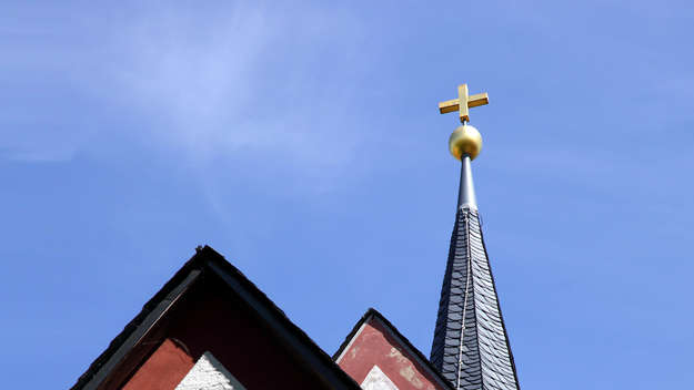 Kirchturmspitze der evangelischen Stephanuskirche in Wyhra.