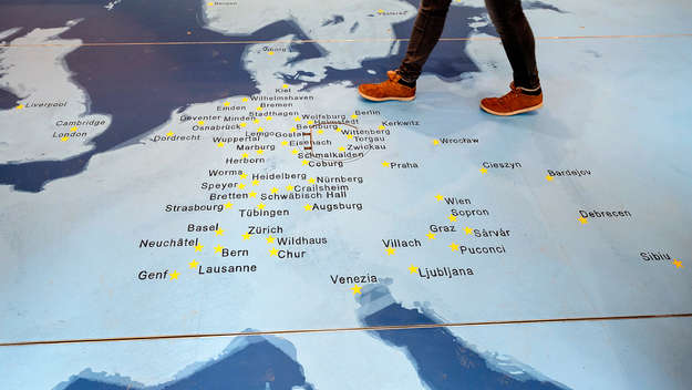 Europakarte mit den Orten des Stationenweges auf dem Fussboden im Truck