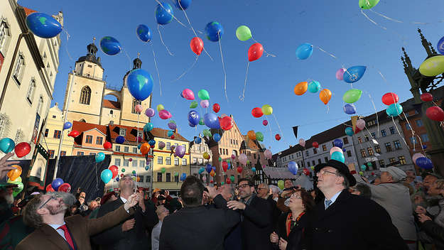 Zum Auftakt des Reformationsjubiläums am 30.10.2016 steigen in der Lutherstadt Wittenberg 500 Luftballons in den Himmel auf.