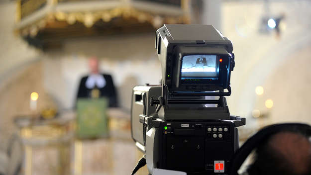 Fernsehkamera mit Blick auf die Kanzel bei einem ZDF-Fernseh-Gottesdienst im Lübecker Dom.