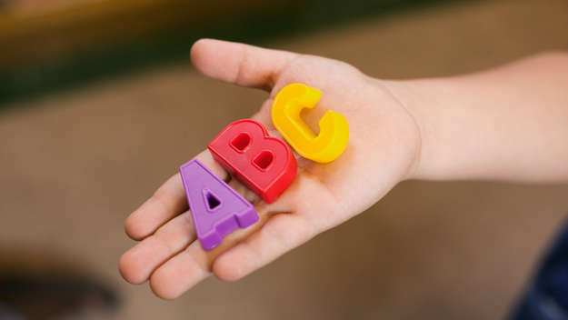 Auf einer Hand liegen die Buchstaben A, B, C.