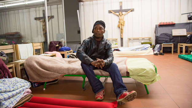 Schlaflager für 22 Flüchtlinge aus Afrika in der evangelischen Kirche Cantate Domino in Frankfurt.