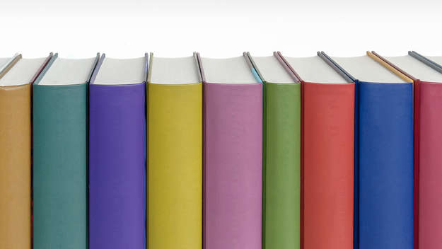 Buchrücken in unterschiedlichen Farben.
