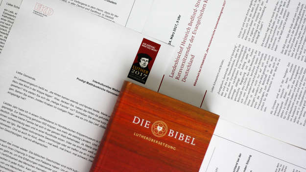 Eine Bibel und Predigt-Manuskripte.