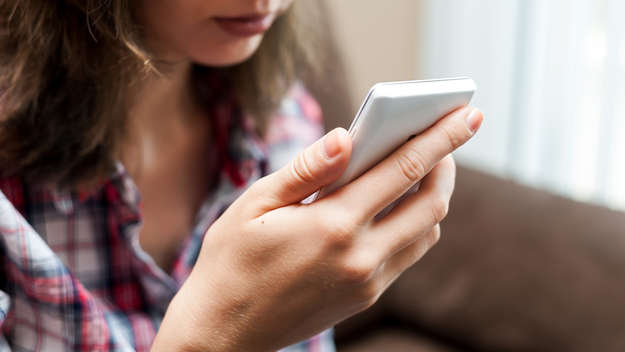 Frau mit Smartphone in der Hand.