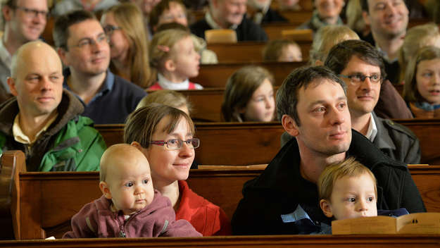 Gottesdienstbesucher in der Leipziger Michaeliskirche.