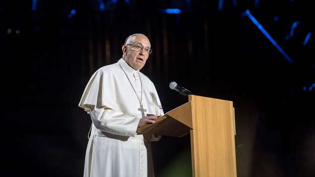 Papst Franziskus feiert mit 10.000 Teilnehmern im Stadion von Malmoe den Beginn des 500. Reformationsjubiläums.
