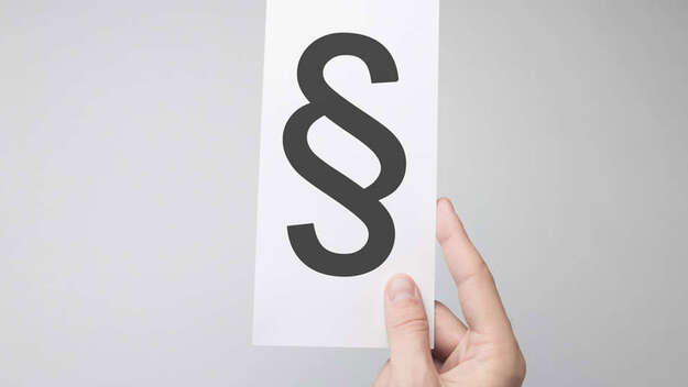 Hand mit Paragraphenzeichen