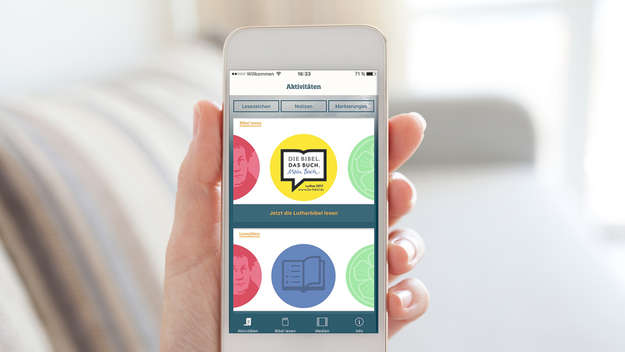 Smartphone mit der Lutherbibel-App.