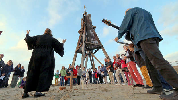 Abendandacht mit Urlauberseelsorgerin Maike Selmayr (li.) am 07.08.2016 am Strand der Grimmershoerner Bucht vor Cuxhaven, am Fuss der Kugelbake.