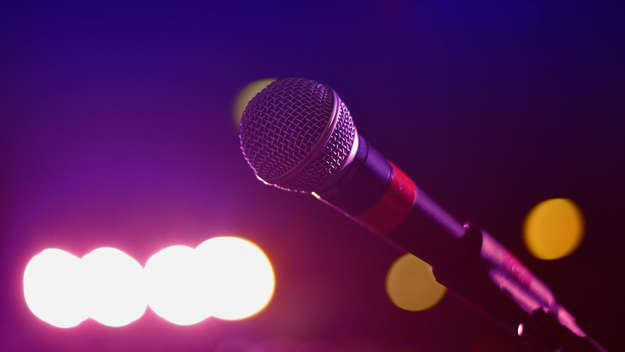 Mikrofon im Bühnenlicht