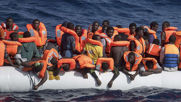 Überfülltes Schlauchboot mit Geflüchteten vor der libyschen Küste