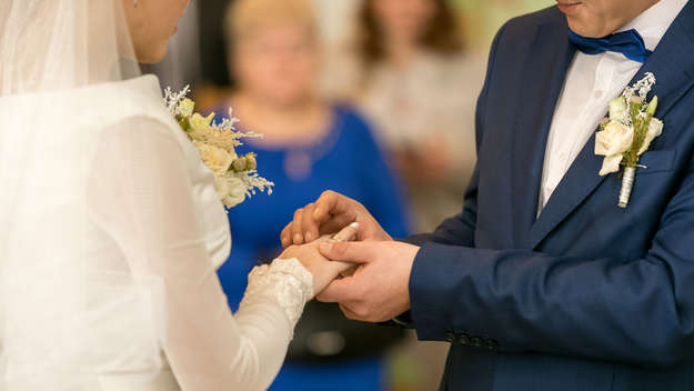 Brautpaar tauscht die Ringe bei der kirchlichen Trauung.