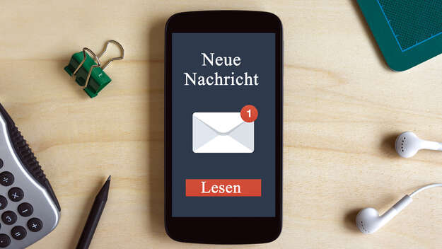 Smartphone mit E-Mail-Benachrichtigung auf dem Bildschrim.