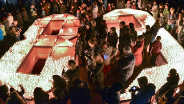 Aus mehreren Tausend Lichtern stellen Menschen in Leipzig eine übergrosse '89' als Erinnerung an die friedliche Revolution 1989