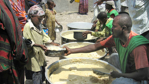 Essenausgabe für Hungernde in Somalia.