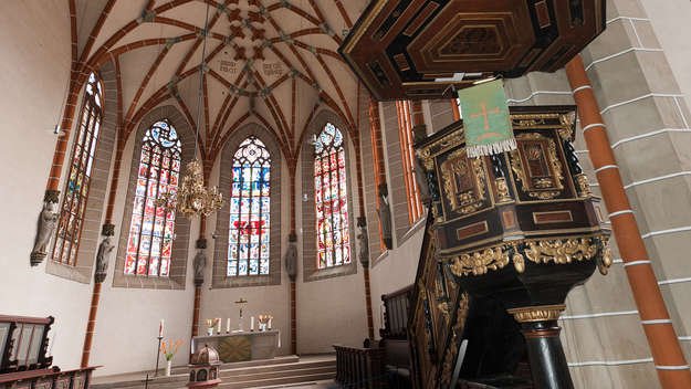 Innenansicht der Stadtkirche St. Georg in Schmalkalden (Thüringen) , Blick in den Altarraum und auf die Kanzel.
