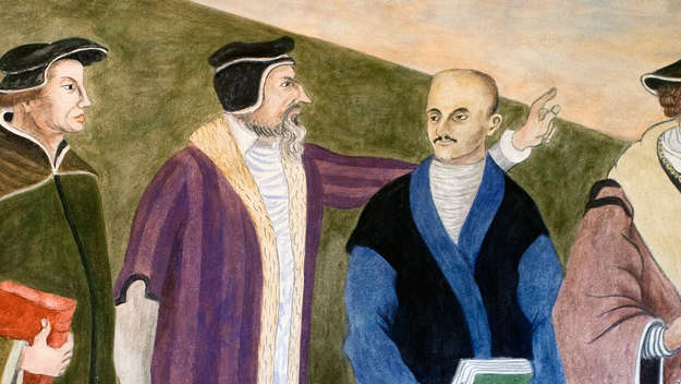 Die Reformatoren Ulrich Zwingli und Johannes Calvin und der spanische Ordensgründer Ignatius von Loyola (v.l.n.r.) auf dem Wandgemälde 'Versöhnte Einheit' in der Dorfkirche Alt-Staaken (Berlin-Spandau).