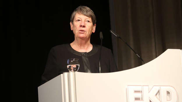Barbara Hendricks, Bundesministerin für Umwelt, Naturschutz, Bau und Reaktorsicherheit am Rednerpult vor der EKD-Synode 2017 in Bonn