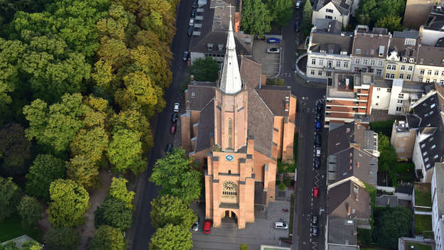 Luftaufnahme der Kreuzkirche in Bonn