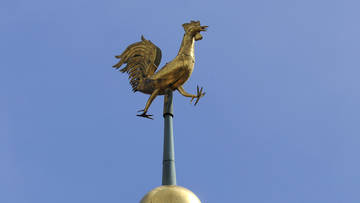 Goldener Hahn auf einer Kirchturmspitze
