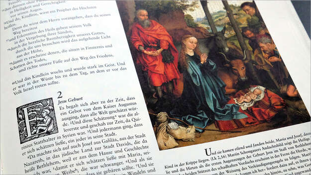 Eine aufgeschlagene Bibel mit der Weihnachtsgeschichte des Lukasevangeliums